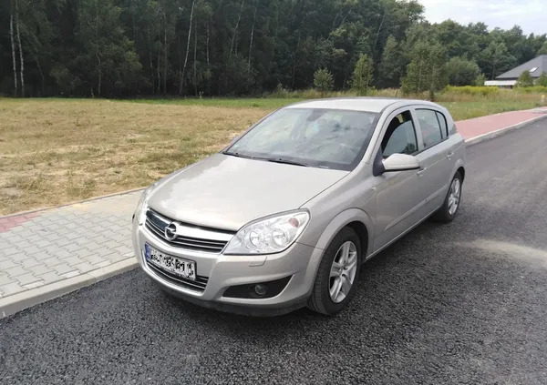 samochody osobowe Opel Astra cena 13750 przebieg: 318700, rok produkcji 2009 z Kielce